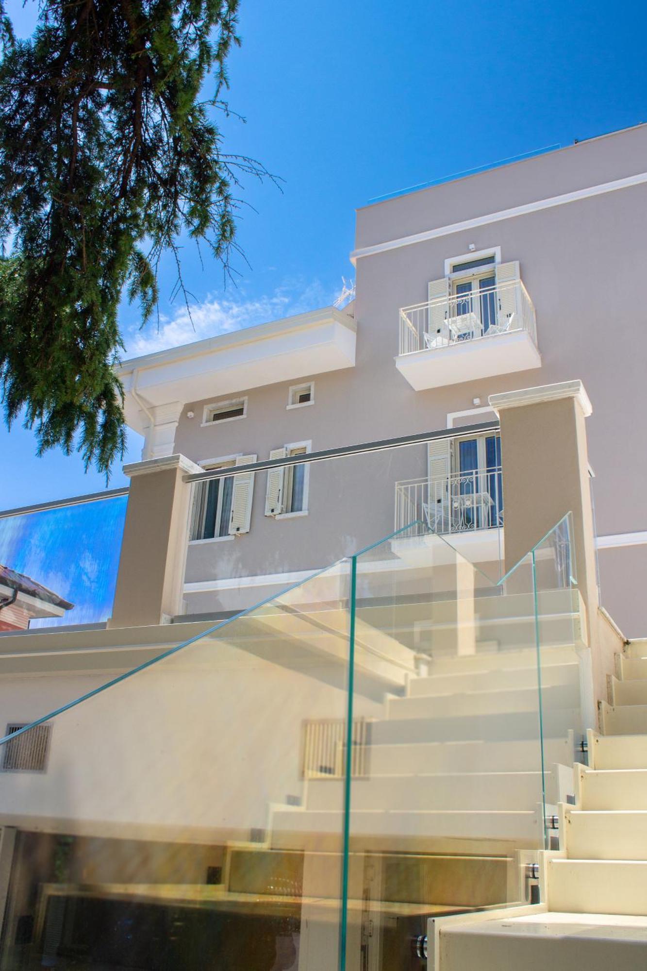 Doride Suites Boutique Hotel Marina Di Carrara Bagian luar foto